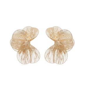 Élégantes boucles d'oreilles pétales de fleurs creuses en or avec finition brossée