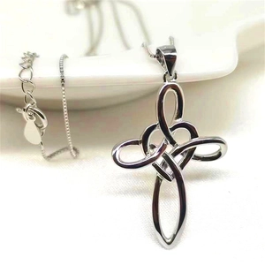 Collana con ciondolo a croce cuore e nodo celtico in argento sterling S925 lucido fine