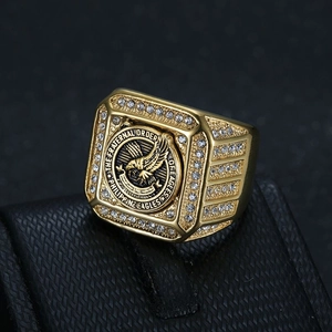 Bague pour homme plaquée or avec blason Philippine Eagles et cristaux scintillants