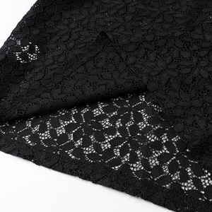 Dettaglio ravvicinato di elegante tessuto in pizzo nero con ricami floreali e mesh