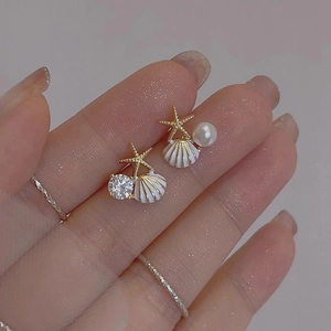 Ocean-themed starfish and shell earrings with pearls and zircons in gold finish