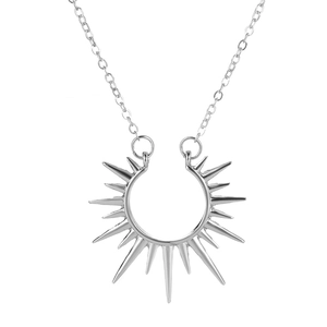 Vue détaillée du collier pendentif soleil argenté avec finition en métal vintage