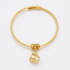 Brazalete minimalista chapado en oro con colgante de taza de café y microdiamantes