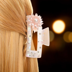 Elegante molletta per capelli a fiore bianco con strass e perla su capelli biondi