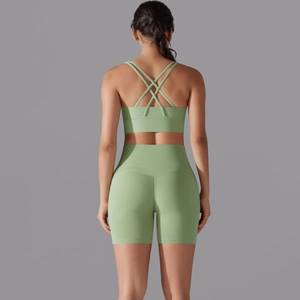 Dettaglio posteriore del set yoga verde avocado con reggiseno a incrocio e pantaloncini slim