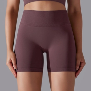 Texture détaillée du short de yoga sans couture à taille haute prune et bande côtelée