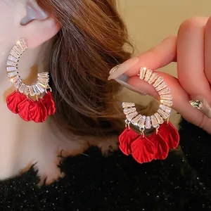 Boucles D'oreilles Pendantes En Forme De C Avec Pétales En Résine Rouge Zircon Et Tige En Argent Élégant Style Vintage