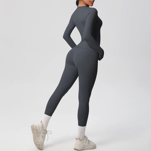 Vista posteriore del set da yoga grigio scuro con leggings a vita alta e top aderente