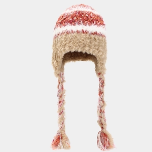 Détail de la texture en fausse fourrure et des glands tressés sur le bonnet d'hiver