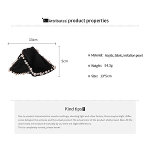 Détail de pince à cheveux élégante en tissu noir avec perles et dimensions de 13 cm