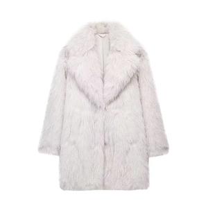Détail de la texture en fausse fourrure gris clair de ce manteau d'hiver chaud