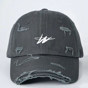 Detailaufnahme der Distressed-Stickerei und der Löcher an der kohlegrauen Baseballkappe