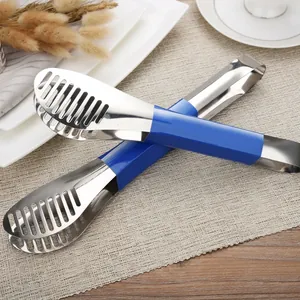 Macro della pinza da cucina in acciaio inox con fessure per drenare l'olio e grasso