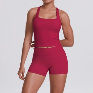 Vue détaillée de l'ensemble de sport sans couture avec brassière et short de fitness