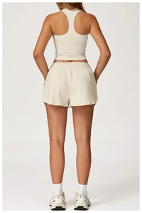 Vue de dos d'un ensemble de sport crème avec débardeur et short ample à taille élastique