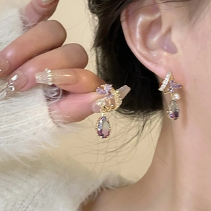Elegante goldene Blumen-Ohrhänger mit lilafarbenen Zirkonia-Kristallen für Damen