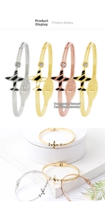 Détails des bracelets breloques avion en or et argent avec des pierres incrustées