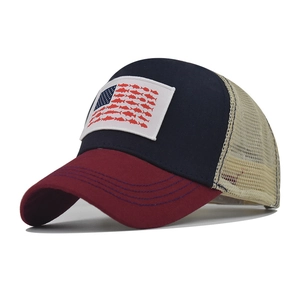 Dettaglio del cappello trucker con toppa a bandiera di pesci, visiera rossa e rete mesh