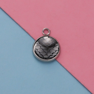 Macro-opname van 12mm zilveren edelstalen hanger met donkergrijze drakenschubben van hars