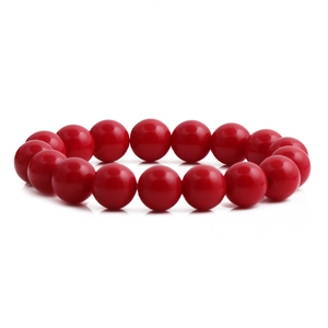 Bracelet élégant en perles rouges pour femmes avec des perles rondes polies sur blanc
