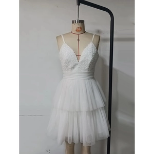 Detail eines weißen Tüllkleids mit mehrlagigem Netzstoff und strukturierter Corsage