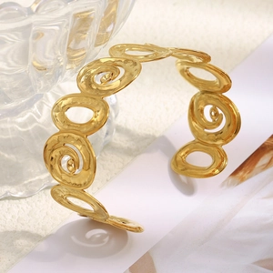 Bracelet spirale évidé en acier inoxydable plaqué or 18 carats texturé martelé