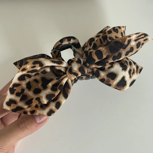 Large leopard print bow hair claw clip made of fabric for elegant women's hairstyles