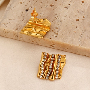 Boucles d'oreilles vintage dorées géométriques ondulées avec zircons sertis