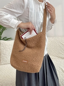 Bruine teddy schoudertas van imitatiebont met lederen logo voor herfst en winter