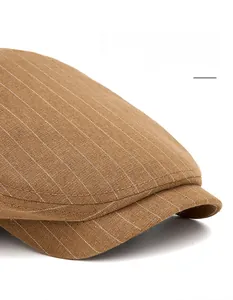 Détail du tissu à rayures marron du béret et des coutures de la casquette plate