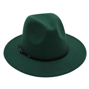 Detailansicht eines dunkelgrünen Fedora-Hutes mit schwarzem Lederband und Metallschnalle