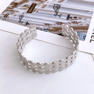 Elegant silver open bangle with a minimalist hollow circular chain design for women