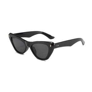 Lunettes de soleil œil de chat vintage à monture noire épaisse et verres foncés pour femme