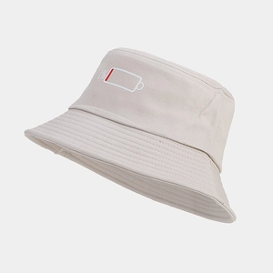 Détail de la broderie batterie faible sur un chapeau bob en toile de coton beige