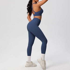 Detalle del conjunto de yoga azul marino con sujetador deportivo y leggings de talle alto