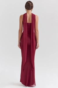 Détail du dos d'une robe de soirée bordeaux dos nu avec d'élégants rubans fluides