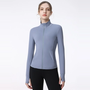 Veste de sport lilas cintrée pour femme avec col montant et passe-pouces pour le yoga