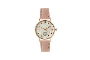 Detalle de reloj de mujer en oro rosa con esfera beige, segundero pequeño y correa de cuero rosa