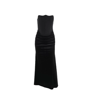 Elegant black velvet拼接 tube dress with a slim-fit waist and flowing long skirt