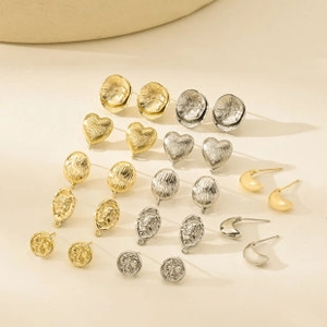 Makro-Detail von geometrischen Zirkon-Anhängern in Gold- und Silberfarben für DIY-Schmuck