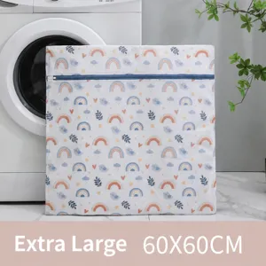 Vue détaillée du filet de lavage extra large 60x60cm à mailles fines et motif arc-en-ciel