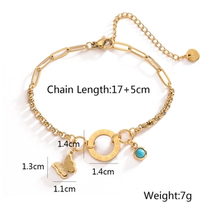 Vue détaillée du bracelet plaqué or 18 carats avec breloque papillon et chiffres romains