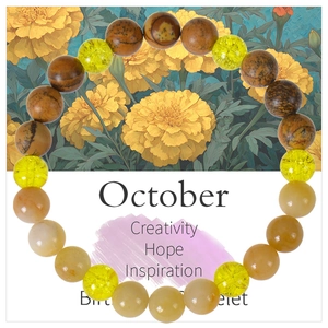 Oktober Geburtsstein Armband mit Natursteinen auf einer floralen Geschenkkarte