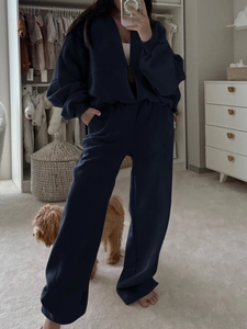Ensemble élégant deux pièces pour femme avec veste zippée et pantalon bleu marine