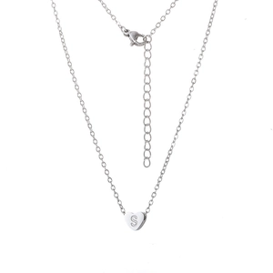 Détail du pendentif cœur avec gravure lettre S sur une chaîne en acier inoxydable
