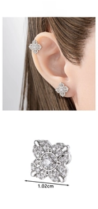 Détail du clou d'oreille fleur en zircon de 1,02cm avec tige filetée porté sur le modèle