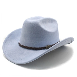 Detail eines hellblauen Cowboyhuts aus Wildlederimitat mit braunem geflochtenem Band