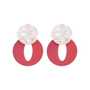 Retro acrylic geometric earrings with white pearl-texture studs and red oval pendants