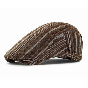 Vue détaillée d'une casquette plate rayée marron montrant son tissu texturé!!!
