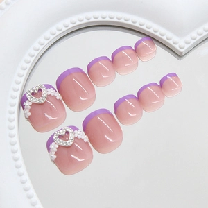 Unghie piedi finte French rosa e viola con diamante a cuore 3D e accenti floreali bianchi